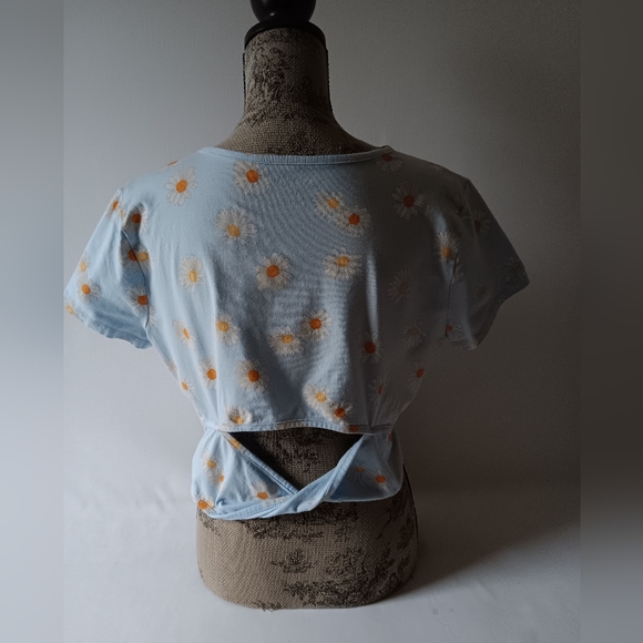 Arizona Jeans Co. women's light blue daisy print short-sleeve crop top XXL - Picture 2 of 9